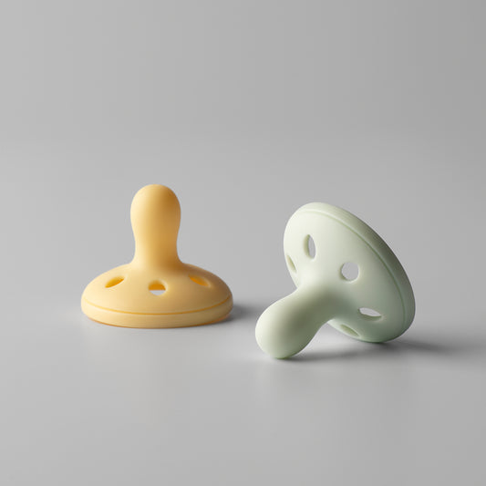 Tommee Tippee Breast-Like Soothers 0–6 Months – 2 Pack – One-Piece Design, Skin-Like Feel, Orthodontic & Breastfeeding-Friendly Comfort