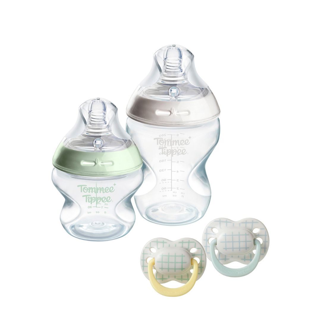 Tommee Tippee Natural Start Newborn Gift Set, 150ml and 260ml Anti-Colic Baby Bottles with Extra-Slow and Slow Flow Teats for a Natural Latch, and 2x Ultimate Fit Soother Included
